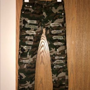 Girls destructed camo jean